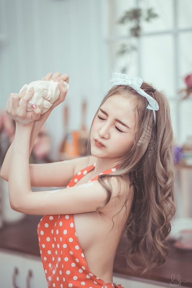 Nữ DJ Sài Thành hở bạo nhức mắt khi bước vào nhà bếp ảnh 2 Kim Uyên đến với nghề DJ từ một sự tình cờ. Được người quen giới thiệu vào làm tại một cửa hàng cafe, cô gái trẻ tiếp xúc với âm nhạc, với các DJ và dần cảm thấy hứng thú với nghề “phù thủy âm nhạc” từ lúc đó.