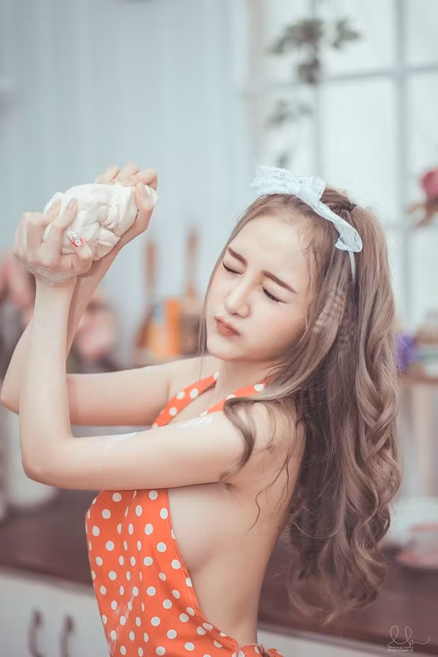  Kim Uyên đến với nghề DJ từ một sự tình cờ. Được người quen giới thiệu vào làm tại một cửa hàng cafe, cô gái trẻ tiếp xúc với âm nhạc, với các DJ và dần cảm thấy hứng thú với nghề “phù thủy âm nhạc” từ lúc đó. 