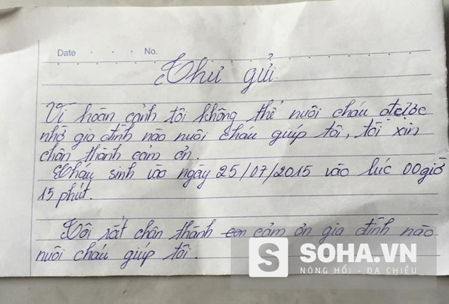  Tờ giấy người phụ nữ để lại (Ảnh: Hoàng Long) 