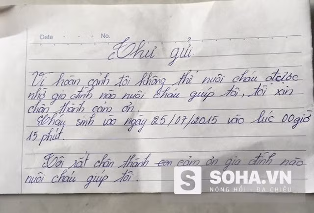  Tờ giấy người phụ nữ để lại (Ảnh: Hoàng Long) 