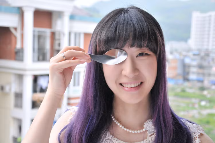 Dùng muỗng mát-xa trong 12 ngày, làn da trên 30 sẽ đẹp như gái 18