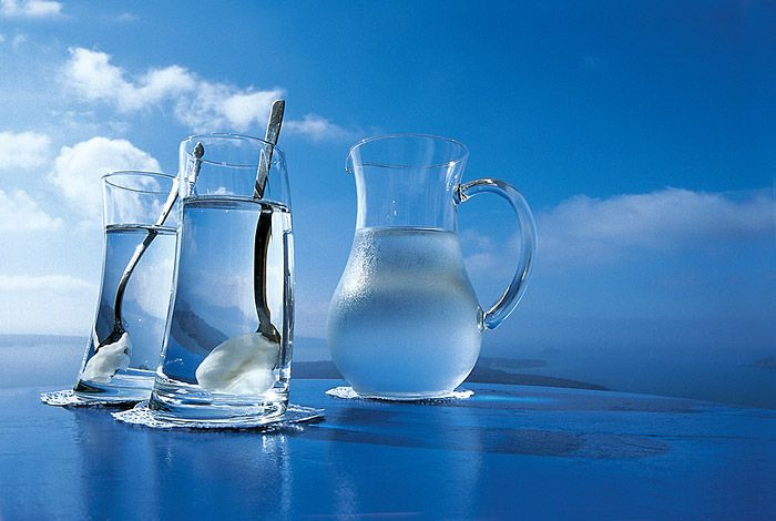 Cho muỗng vào ly nước lạnh trước khi mát-xa. me