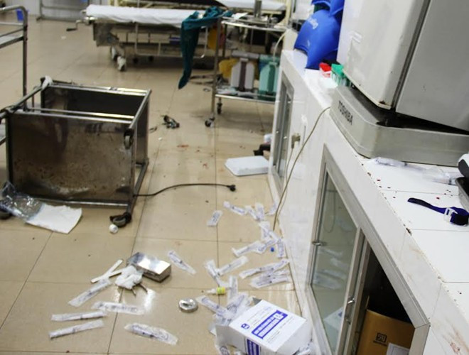 Trang thiết bị y tế nằm ngồn ngang sau khi nhóm của Điều cầm dao xông vào phòng cấp cứu, Bệnh viện đa khoa Quảng Ngãi truy sát người. Ảnh: Minh Hoàng.