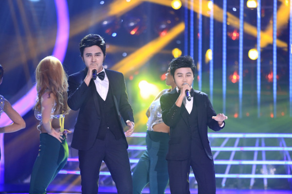 Tuần này, Nam Cường và Phương Mỹ Chi bắt chước Engelbert Humperdinck khi thể hiện ca khúc "Quando Quando Quando". Cả hai mặc vest chỉn chu, hát giọng trầm giống hệt phiên bản gốc. khuong-ngoc-lan-thu-2-doat-giai-nhat-guong-mat-than-quen-nhi-10