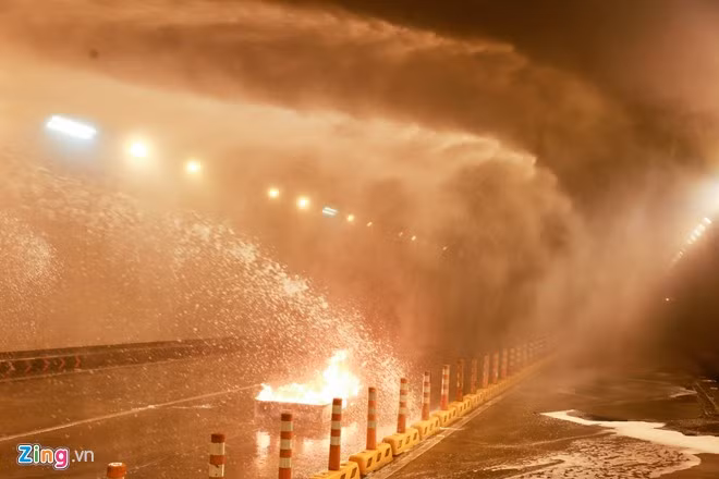 Theo lực lượng diễn tập, trong trường hợp khói được đẩy ra khỏi hướng hầm từ quận 2 qua quận 1 lại tràn vào hướng hầm ngược lại thì hướng hầm này cũng sẽ được đóng để bảo đảm an toàn cho người tham gia giao thông. Cứu 60 người, dập lửa trong hầm vượt sông Sài Gòn