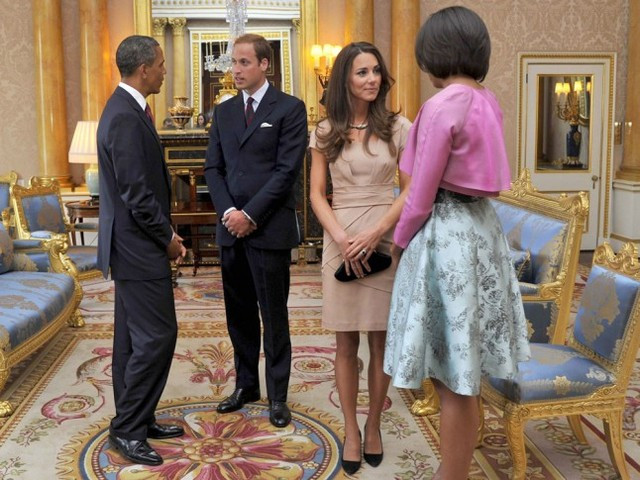  Vợ chồng hoàng tử William trong cuộc gặp với tổng thống Obama và đệ nhất phu nhân Michelle năm 2011. Chiếc váy mà nữ công nương mặc đã tác động ngay lập tức đến doanh số bán hàng của hãng thời trang sản xuất ra nó. 