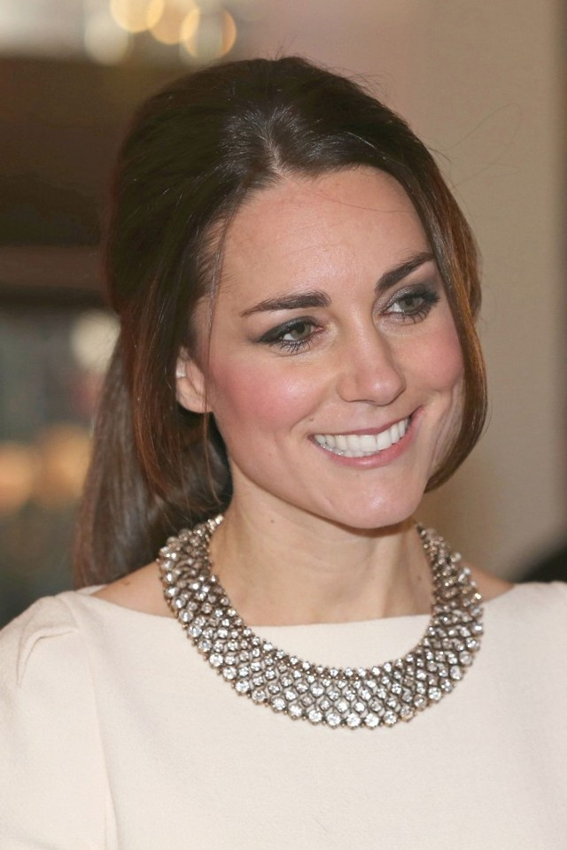  Công nương Anh gây ấn tượng với người đối diện trong một buổi công chiếu phim trên thảm đỏ từ ánh mắt, nụ cười, phong cách của cô. Chiếc vòng cổ pha lê - một món đồ nữ trang kết hợp với chiếc váy của hãng thời trang Roland Mouret cũng góp phần không nhỏ làm nên điều đó 