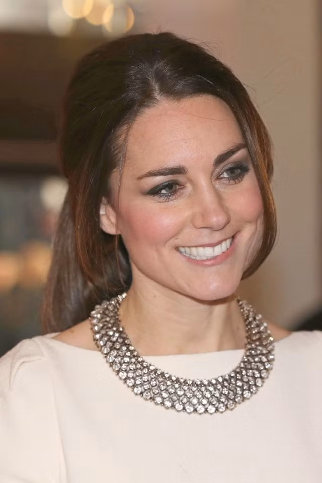 Công nương Anh gây ấn tượng với người đối diện trong một buổi công chiếu phim trên thảm đỏ từ ánh mắt, nụ cười, phong cách của cô. Chiếc vòng cổ pha lê - một món đồ nữ trang kết hợp với chiếc váy của hãng thời trang Roland Mouret cũng góp phần không nhỏ làm nên điều đó 