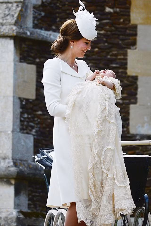  Bộ trang phục mà công nương Kate Middleton mặc trong lễ rửa tội của tiểu công chúa Charlotte đã gây được sự chú ý đặc biệt của dư luận. Chiếc áo khoác màu kem mà hãng thời trang danh tiếng Alexander McQueen từng sản xuất, cùng chiếc mũ tròn vành và giày cũng màu kem tôn nên nét đẹp quý phái của cô. 