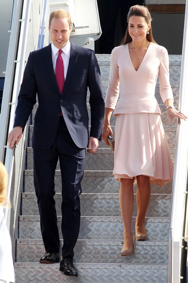  Công nương Kate Middleton là một trong những biểu tượng thời trang hàng đầu thế giới. Hầu hết các trang phục của công nương Anh đều được các tín đồ thời trang săn lùng sau đó. 