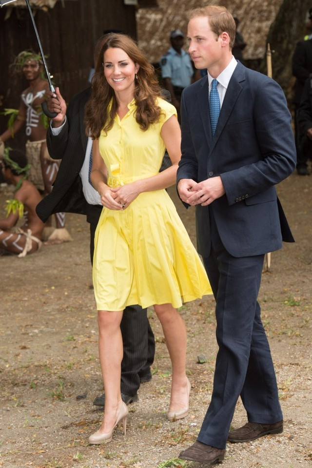  Công nương Anh trông vô cùng trẻ trung trong chiếc váy màu vàng rực rỡ khi bên cạnh chồng. 