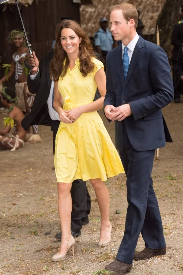  Công nương Anh trông vô cùng trẻ trung trong chiếc váy màu vàng rực rỡ khi bên cạnh chồng. 