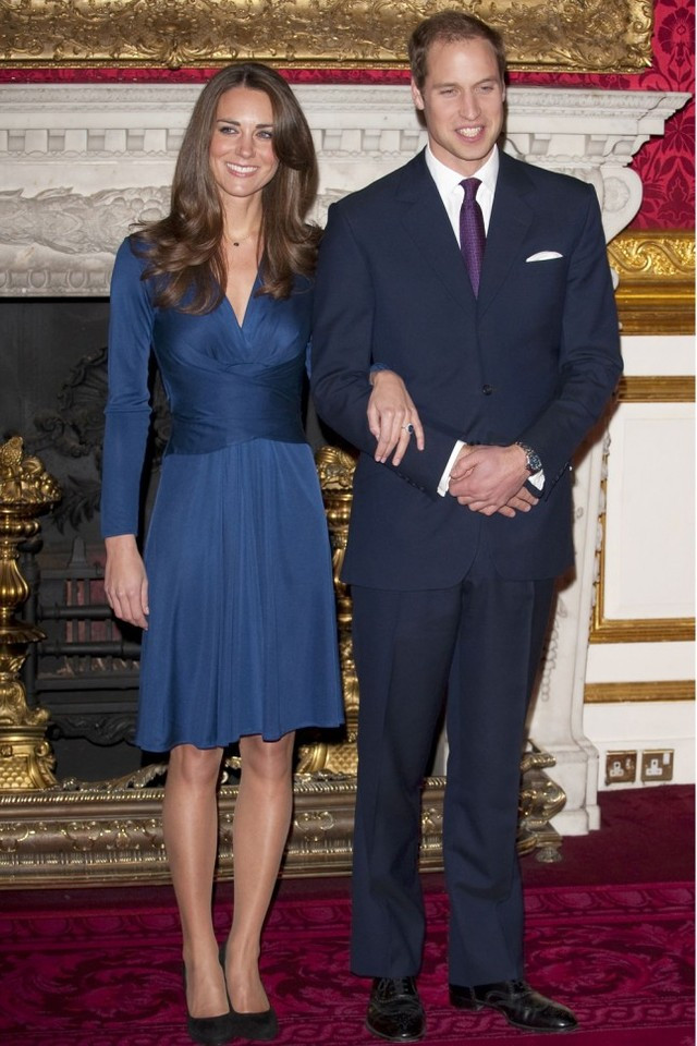  Chiếc váy lụa màu xanh cao cấp của hãng thời trang Issa London kết hợp ăn ý với chiếc nhẫn quý giá trên tay công nương khi thông báo tin đính hôn với Hoàng tử William vào ngày 16 tháng 11 năm 2010. 