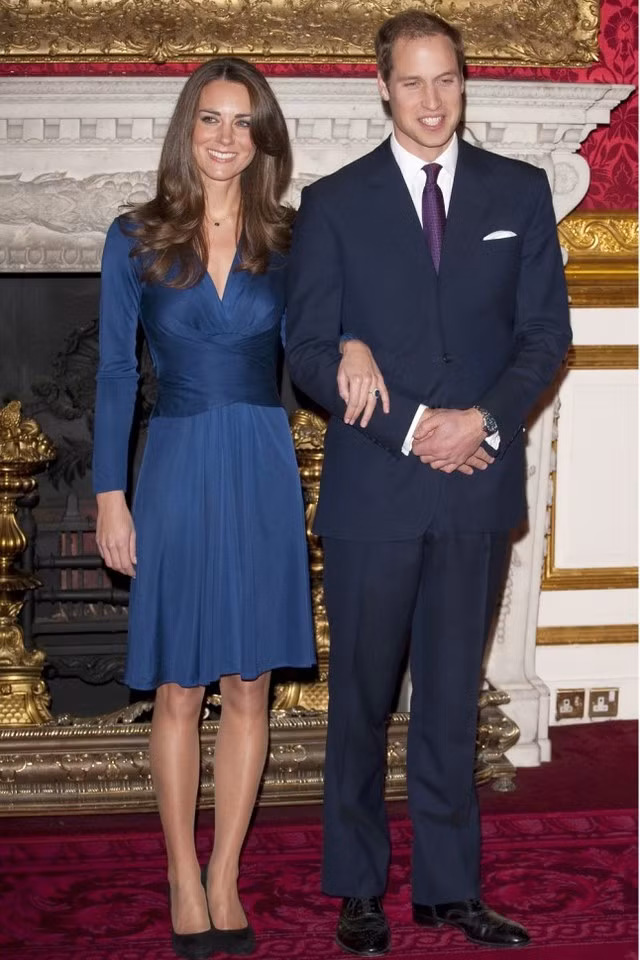  Chiếc váy lụa màu xanh cao cấp của hãng thời trang Issa London kết hợp ăn ý với chiếc nhẫn quý giá trên tay công nương khi thông báo tin đính hôn với Hoàng tử William vào ngày 16 tháng 11 năm 2010. 