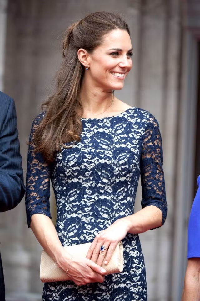  Có thể nói rằng, phong cách của công nương Kate đơn giản, thanh lịch và trang nhã nhưng đủ tạo dựng những dấu ấn sâu đậm trong lòng công chúng. Dù là sang trọng quý phái trong phong cách Hoàng gia, hay thoải mái nhẹ nhàng với những trang phục đời thường thì ở công nương Kate vẫn luôn toát lên một phong thái rất đặc biệt. 