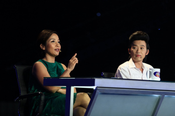 Diva nhạc Việt nhận xét, đây là bài hát khó nên Trang Thư khá căng thẳng khi biểu diễn. Cô bé hài hước giải thích, ca khúc có tông cao nên cô bé phải rướn người lên để hát. "Mỗi lần tập ở nhà cô Thúy Uyên con đều buồn cười nên cô nói con đừng nhìn vào gương tập nữa mà cứ nhìn vào bếp của cô mà hát. Cho nên bây giờ lên sân khấu con cũng tưởng tượng cô Mỹ Linh là cái chảo, chú Hoài Linh là cái nồi và cô Hồng Vân là cái nồi cơm điện", Trang Thư cười nói. Danh hài Hoài Linh dí dỏm "Con nói chú là cái nồi cơm điện là thương chú lắm rồi". Mỹ Linh trêu Hoài Linh: "Đâu có, anh giống cái thớt nhựa, nó mỏng mỏng thế này". Danh hài tiếp lời: "Đâu, thế thì cô phải nói tôi là cái mâm mới đúng. Nói chung, Trang Thư nói chú là cái nồi là ưu ái lắm rồi. Giám khảo Hồng Vân chia sẻ, Trang Thư rất may mắn khi được Thúy Uyên hướng dẫn. Chất giọng của Trang Nhung mượt mà, cao vút, phần giả thanh của Trang Thư giống như phiên bản chính. khuong-ngoc-lan-thu-2-doat-giai-nhat-guong-mat-than-quen-nhi-4