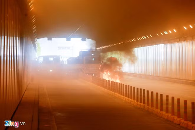 Theo giả định, lúc 14h ngày 30/10, một xe tải lưu thông từ quận 2 sang quận 1. Khi cách cửa hầm hướng quận 2 khoảng 80 m, xe nổ lốp rồi đâm vào dải phân cách giữa làn xe máy với ôtô. Cứu 60 người, dập lửa trong hầm vượt sông Sài Gòn