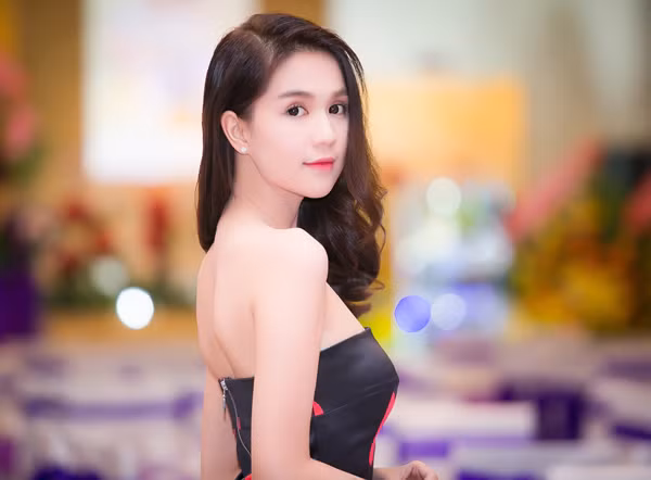 Ngọc Trinh diện váy cúp ngực, khoe vai trần, da trắng gợi cảm. ngoc-trinh-goi-cam-du-su-kien-o-kien-giang-3