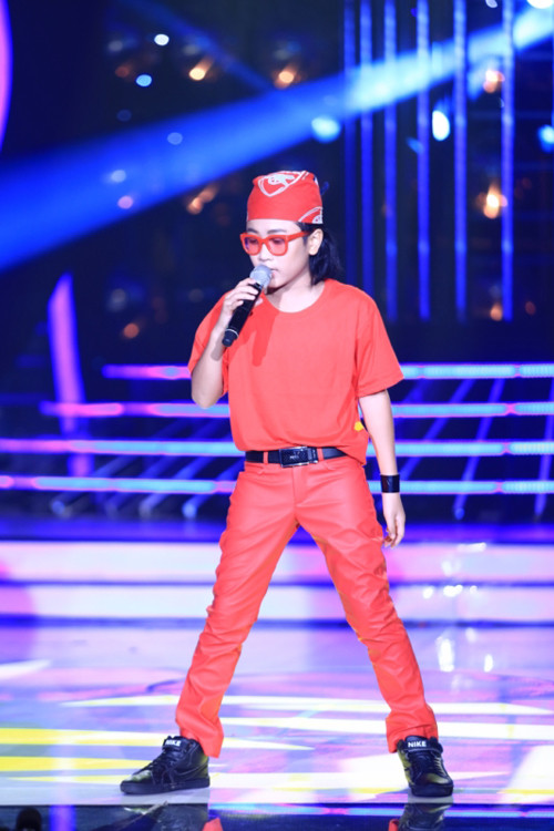 Mỹ Linh cho biết, cả hai đã nghiên cứu rất kỹ Tuấn Hưng nên khi hát hơi căng thẳng, thậm chí giống ca sĩ gốc từ điệu nhếch mép, nhấc micro. Giám khảo Hoài Linh đánh giá cao sự cố gắng của Gia Quý nhưng anh khuyên, cậu bé nên tập phát âm cho chuẩn giọng Bắc và khi giao lưu phải giao lưu hết mình. Về vũ đạo, Gia Quý nhảy dẻo hơn cả Tuấn Hưng. Nghệ sĩ Hồng Vân thì cho rằng, Gia Quý có thể làm tốt hơn và thử thách Tuấn Hưng không khó so với cậu bé. khuong-ngoc-lan-thu-2-doat-giai-nhat-guong-mat-than-quen-nhi-14