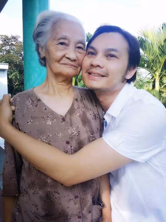 Kim Tiểu Long về thăm mẹ tại Trà Ôn, Vĩnh Long.