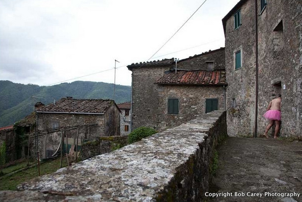 Người chồng mặc váy 