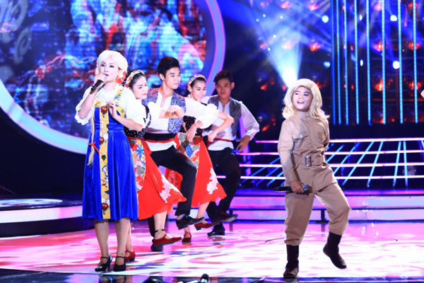 Cặp thí sinh tiếp theo là Lan Phương và Minh Khang. Cả hai hóa thân thành nhóm Chelsea với liên khúc tiếng Nga "Kalinka - Kachusa". khuong-ngoc-lan-thu-2-doat-giai-nhat-guong-mat-than-quen-nhi-5