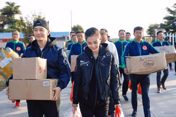 Angelababy về quê chồng sau ngày cưới