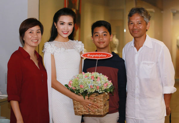 chi-gai-tu-hao-khi-le-hang-thanh-a-hau-hoan-vu-4