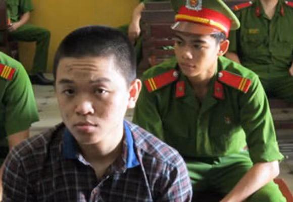 Nam thanh niên đi tù vì lén lút “yêu” bé gái hàng xóm 13 tuổi