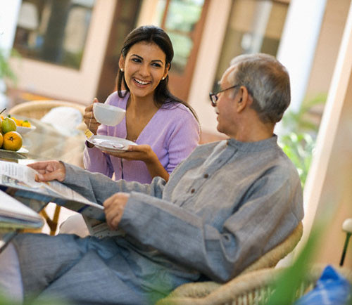  Em nên tìm cách gần gũi, chia sẻ với bố chồng để tạo mối quan hệ gần gũi giữa bố chồng-nàng dâu. (Ảnh minh họa) 