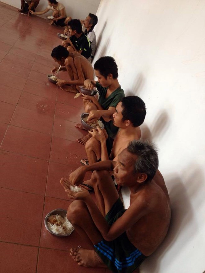 Hình ảnh đối tượng "ăn bốc, ở truồng" được Lan Đàm tung lên mạng làm chấn động dư luận. Hình ảnh đối tượng "ăn bốc, ở truồng" được Lan Đàm tung lên mạng làm chấn động dư luận.