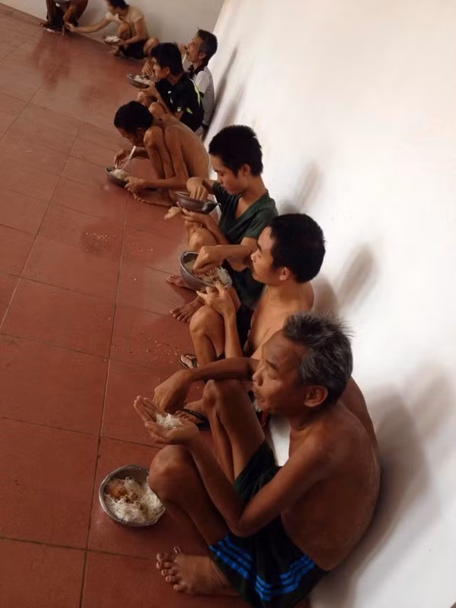 Hình ảnh đối tượng "ăn bốc, ở truồng" được Lan Đàm tung lên mạng làm chấn động dư luận.