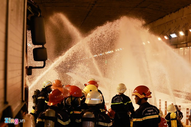 Cứu 60 người, dập lửa trong hầm vượt sông Sài Gòn