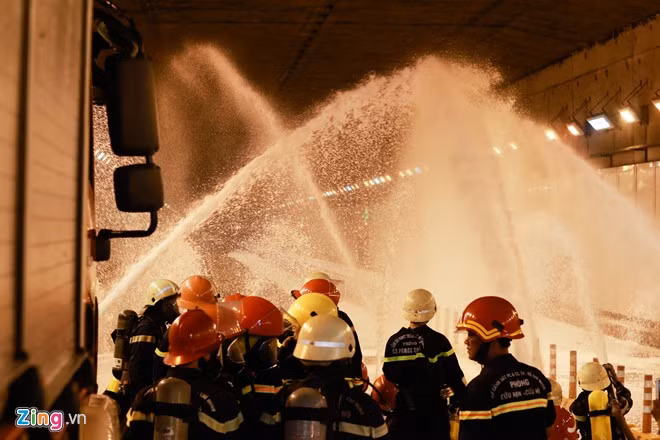 Các chiến sĩ PCCC cùng lực lượng hỗ trợ phối phun nước và hóa chất chữa cháy dập lửa. Cứu 60 người, dập lửa trong hầm vượt sông Sài Gòn
