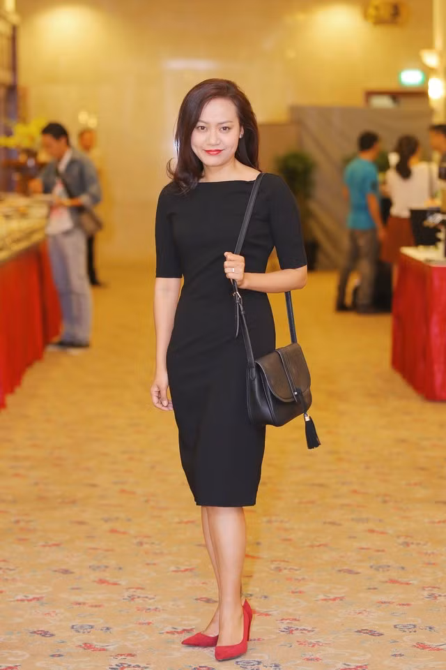  Dù ăn vận giản dị nhưng Hồng Ánh vẫn thu hút mọi ánh nhìn bởi vẻ đẹp mặn mà, nữ tính. 