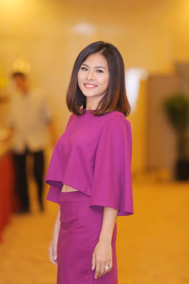  Trong khi đó, nữ diễn viên Vân Trang lại chọn khoe vòng hai một cách khéo léo và gợi cảm. 