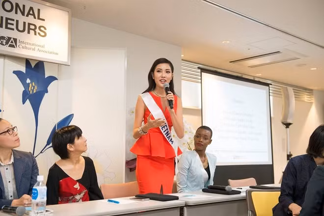 Á khôi Thúy Vân tự tin thể hiện bản thân tại Hoa hậu Quốc tế