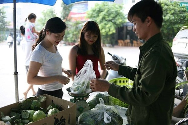 Sốc với suy nghĩ đáng sợ của Lệ Rơi khi quá bế tắc, nợ nần ảnh 1 Hình ảnh Lệ Rơi bán ổi ở phía sau trường Đại học Thương Mại