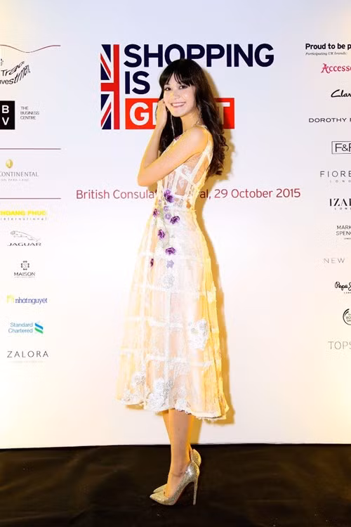 Thùy Dung nổi bật với váy ren trắng 