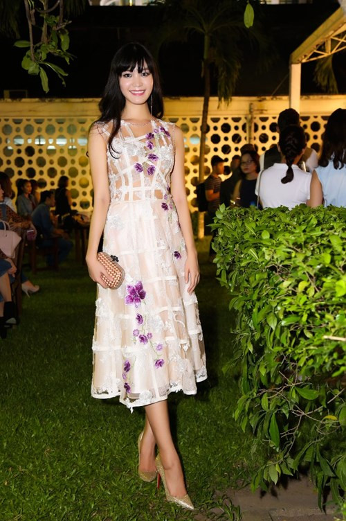 Thùy Dung nổi bật với váy ren trắng 