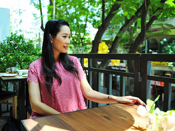 Trịnh Kim Chi "bế" bụng bầu 7 tháng đi khai trương quán cà phê ảnh 2 Trịnh Kim Chi bầu 7 tháng vẫn xinh đẹp