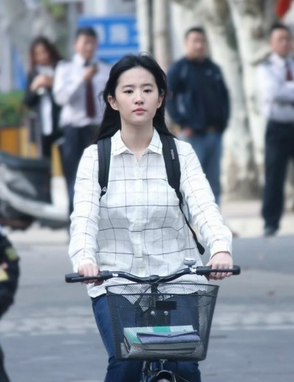 Lưu Diệc Phi trẻ như nữ sinh 5 Lưu Diệc Phi trẻ như nữ sinh 5