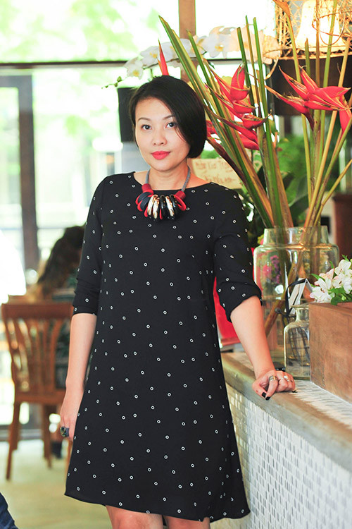 Trịnh Kim Chi "bế" bụng bầu 7 tháng đi khai trương quán cà phê ảnh 4 Trịnh Kim Chi bầu 7 tháng vẫn xinh đẹp