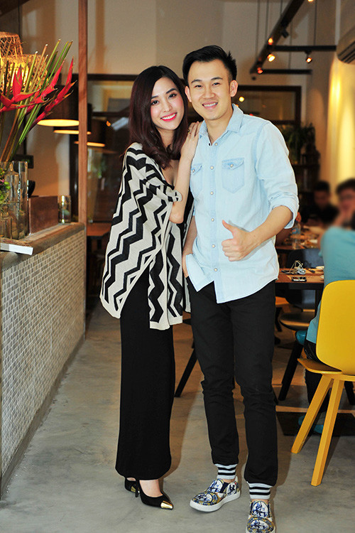 Trịnh Kim Chi "bế" bụng bầu 7 tháng đi khai trương quán cà phê ảnh 7 Trịnh Kim Chi bầu 7 tháng vẫn xinh đẹp