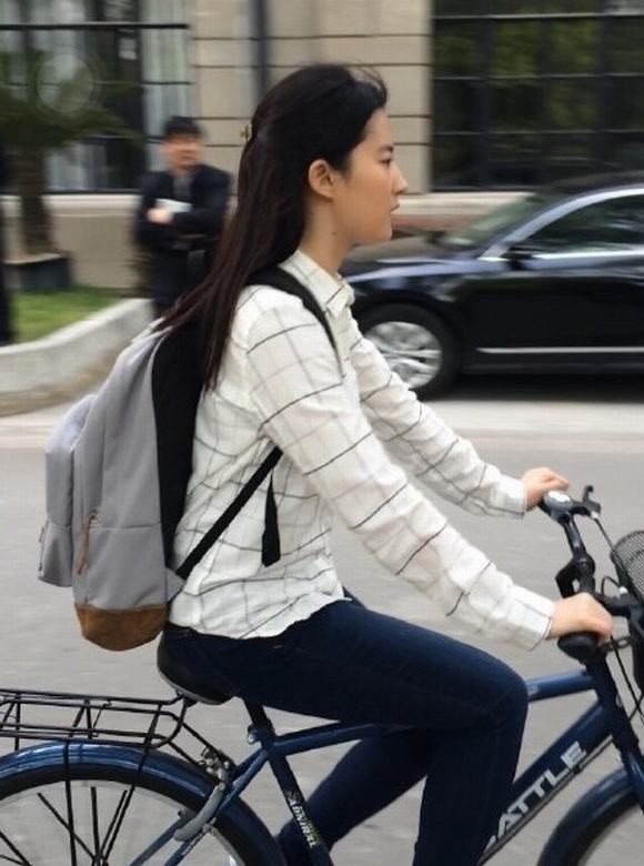 Lưu Diệc Phi trẻ như nữ sinh 4 Lưu Diệc Phi trẻ như nữ sinh 4