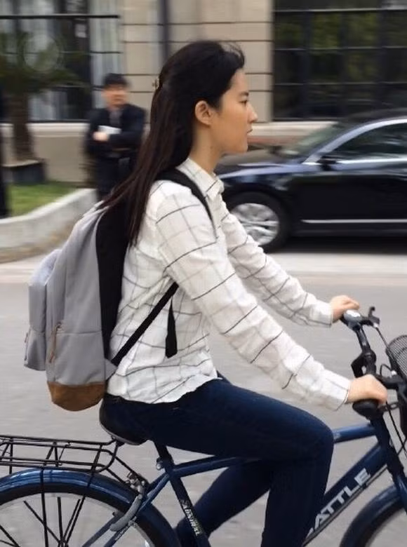 Lưu Diệc Phi trẻ như nữ sinh 4