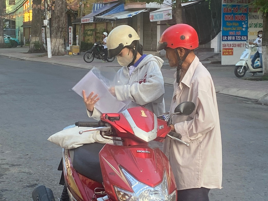 Người thân đưa thí sinh đến điểm thi từ sáng sớm. Người thân đưa thí sinh đến điểm thi từ sáng sớm.