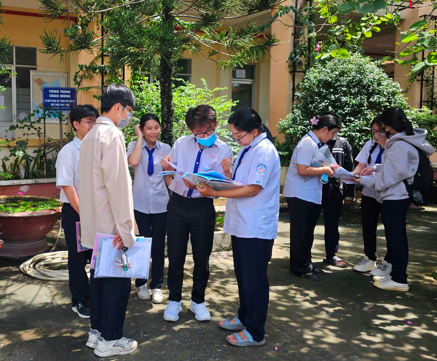 Thí sinh Cần Thơ xem lại bài trước khi vào trường thi. Thí sinh Cần Thơ xem lại bài trước khi vào trường thi.