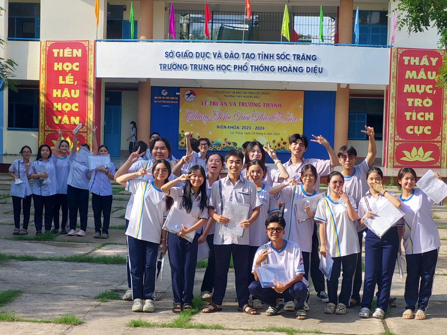 Thí sinh tại điểm thi THPT Hoàng Diệu (TP Sóc Trăng) vui vẻ sau khi thi xong môn Ngoại ngữ.