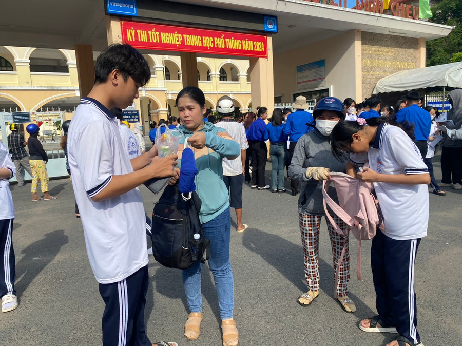 Phụ huynh đón thí sinh sau khi thi xong môn Ngoại ngữ tại điểm thi THPT Nguyễn Đình Chiểu (Tiền Giang).